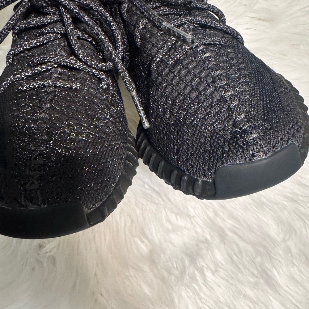 Sleek Black Knit Men's Sneakers - Picture 5 of 12